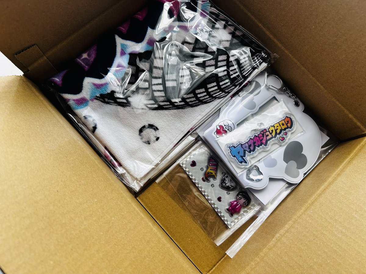 jyu2325chan's tweet photo. スタダ便シャカレボグッズ届いた💕
ﾁﾋﾞ白い子欲しかったｹﾄﾞ残念😭
トレカケース意外とでかめ！
うちわとペンラでようやく揃った！
シャカレボタオルふわふわで柔いで存在感あってまるで山中柔太朗🤍なの嬉しい🎀 https://t.co/yRVIZ7VXpY