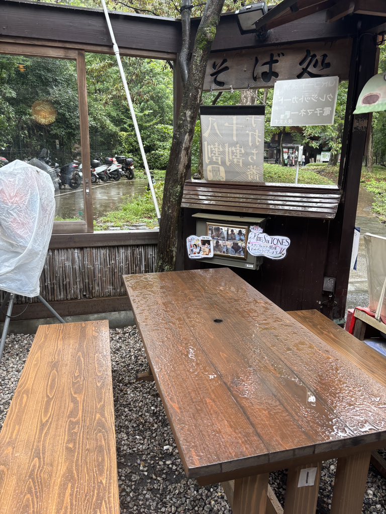 kiyo90825196125's tweet photo. お店のおばちゃんに「SixTONESのファンはみんなお行儀よくてねぇ。いっぱいきてくれてありがたい」て言ってた深大寺の松葉茶屋さん。
ほぼきてるのはスト担。

#SixTONES_MILESixTONES https://t.co/hsGda2b0an