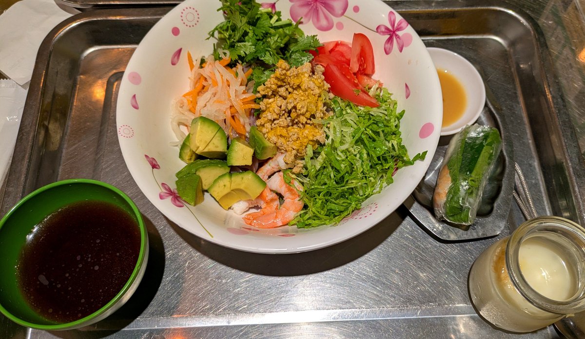 tyoka__live2's tweet photo. @ojyohoshino ベトナム料理屋さんに行ったときの、冷製フォーとココナッツジュースあげるね https://t.co/PPr7Db3wUI