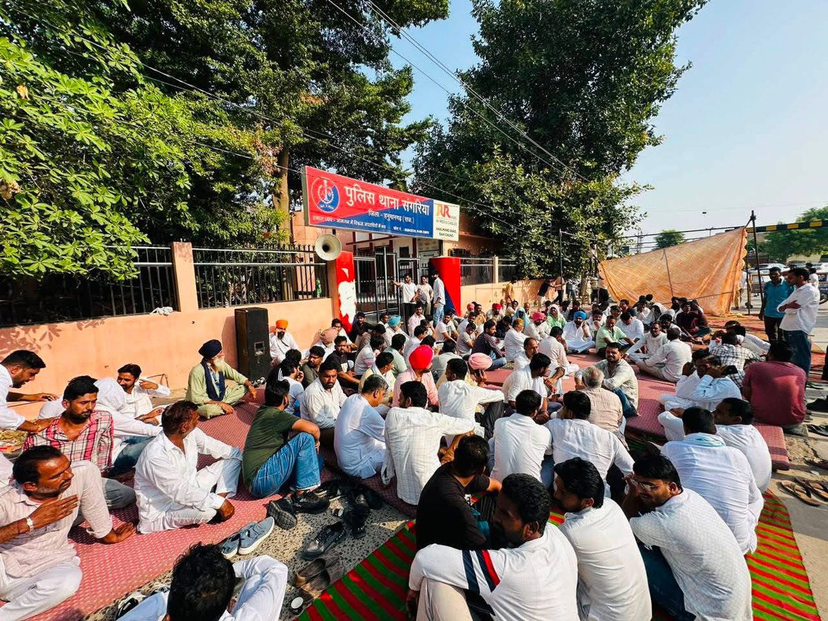AbhimanyuP00NIA's tweet photo. कल देर रात्रि हमारे कांग्रेस के नव-निर्वाचित पार्षदों को गिरफ्तार करने के प्रयास एवं लोकतांत्रिक जनादेश की हत्या करने की कार्रवाई के विरोध में हम सभी कांग्रेसजन संगरिया थाने के बाहर धरने पर बैठे हैं।

अधिक से अधिक संख्या में संगरिया थाना पहुंचे और लोकतंत्र बचाने को मजबूती दें। https://t.co/sPlrVc2W3F