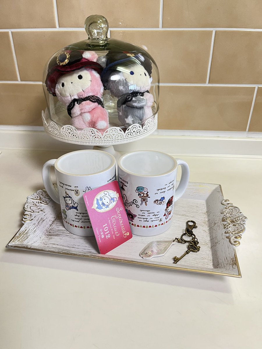circus9circus's tweet photo. キッチン！②

戸棚にも団員が✨
マグカップもセンチで揃ってました☕️
※ぬいやキーホルダーは私物。 https://t.co/jqYCDWgmoX