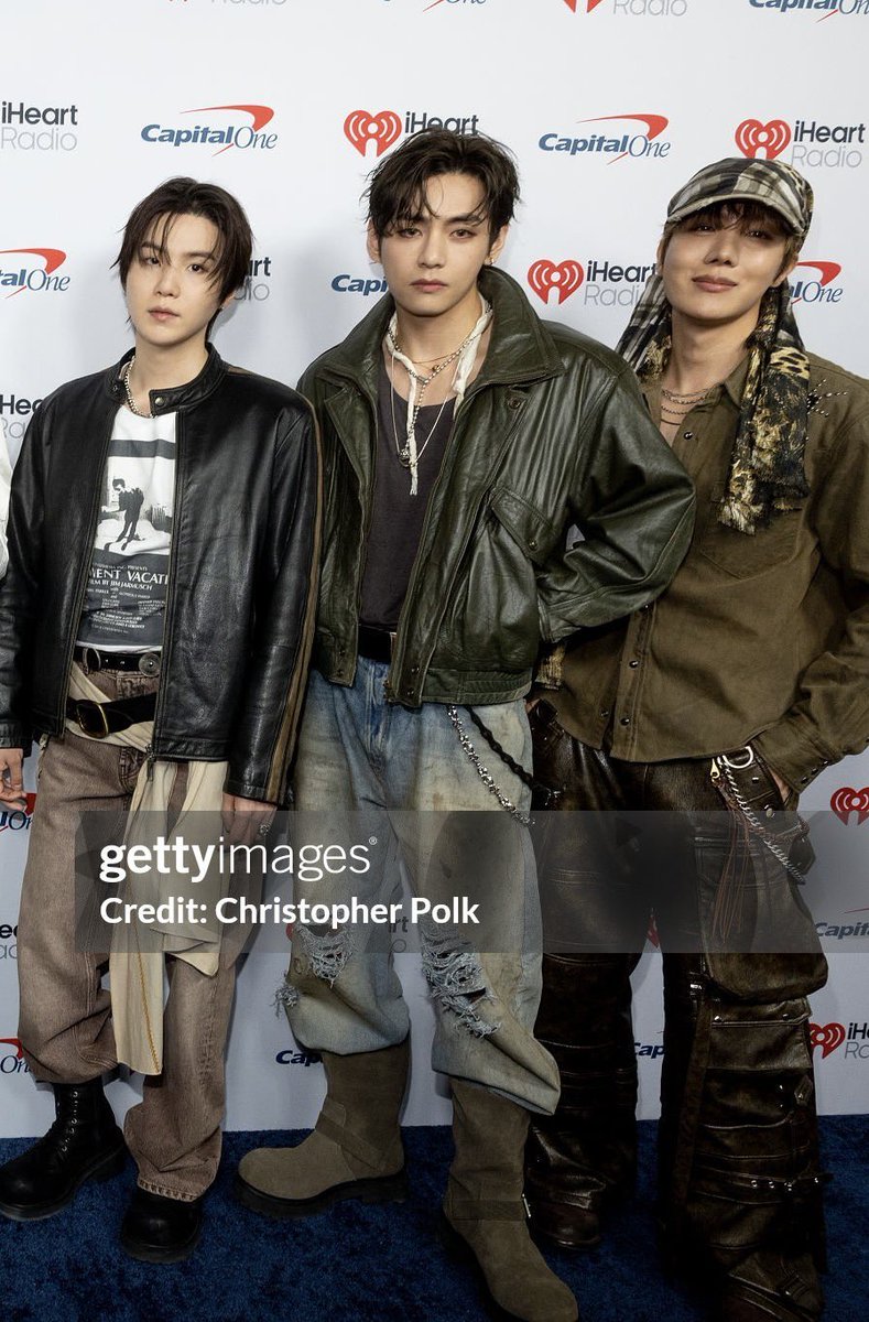 BTSVChartData's tweet photo. LOOK AT TAEHYUNG https://t.co/163EYE9Gus