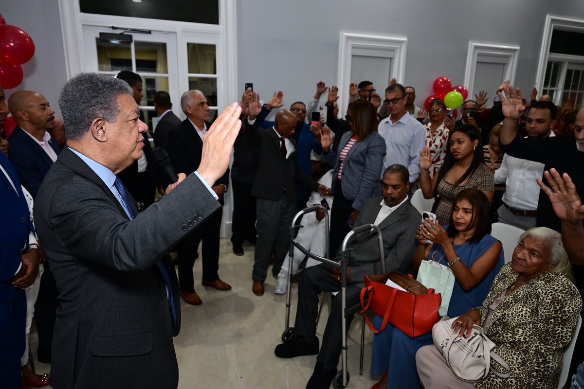 LeonelFernandez's tweet photo. Hoy, en Miami, hemos dado la bienvenida a nuevos integrantes de la Fuerza del Pueblo, provenientes del Partido Reformista Social Cristiano, quienes han decidido sumarse a este proyecto político.

Recibo con entusiasmo su integración y su compromiso con una visión de futuro para la República Dominicana. Seguimos creciendo, organizándonos y construyendo juntos. 🇩🇴💚