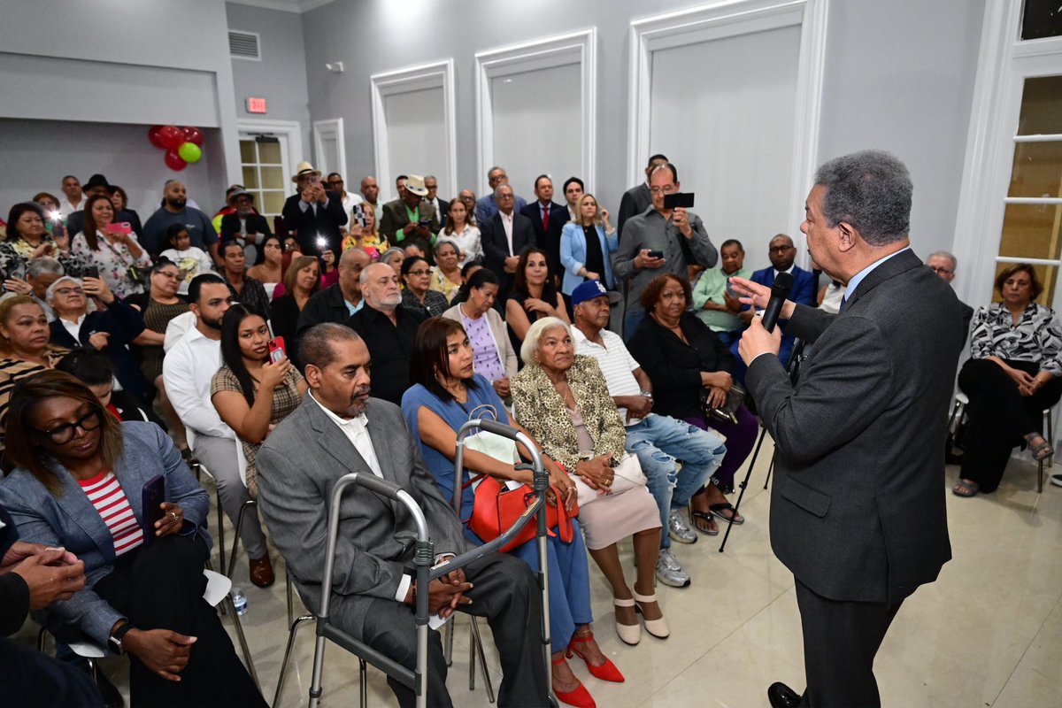 LeonelFernandez's tweet photo. Hoy, en Miami, hemos dado la bienvenida a nuevos integrantes de la Fuerza del Pueblo, provenientes del Partido Reformista Social Cristiano, quienes han decidido sumarse a este proyecto político.

Recibo con entusiasmo su integración y su compromiso con una visión de futuro para la República Dominicana. Seguimos creciendo, organizándonos y construyendo juntos. 🇩🇴💚