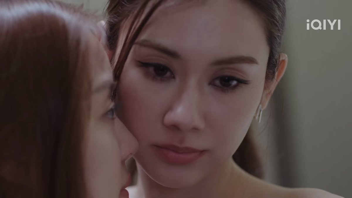 Wihokul's tweet photo. ภคินี … EP2 

ท่าทีของภคินีที่ดูไม่อยากจูบ
จริงๆฉากนี้ในนิยายเขียนไว้ดีนะ
ด้วยความที่ภีม คิดว่าป่านขายตัว
ใจนางจึงคิดว่า … 
จะไม่จูบเพราะนางยังทำใจไม่ได้
ไม่อยากทับรอยกับคนอื่น

แต่ด้วยอารมณ์ที่พาไป และบทรักที่เร่าร้อน (อาจจะรักไปแล้ว)
มันเลยเกิดเลิฟซีนที่มีการจูบเกิดขึ้น

แต่ก็ไม่วายที่จะออกคำสั่งทุกอย่าง
เพราะอยากแสดงความเป็นเจ้าของ
อยากครอบครอง อยากได้
ปานอัปสรก็ไม่เคยขัด 

จากการที่ป่านพูดกับพัดชาว่า
ประทับใจที่ทะเล
ก็ค่อนข้างชัดว่ารักไปแล้ว
ยิ่งมีไรกันแล้วด้วย ก็คงยิ่งรัก
มีไรกัน 2 รอบก็ไม่เคยจะเอาเงินนะ
มีแต่ภีมที่ปากร้ายไม่หยุด

ภีม…พยามซื้อเสื้อผ้าดีๆแพงๆให้
ถึงจะอ้างว่าไปเจอคู่ค้าจะได้ไม่อาย
แต่ก็หลุดพูดมาว่า 
‘เพราะเธอจะไม่ใช่ผู้หญิงราคาถูกแบบนั้นแล้ว’ ดูก็รู้ว่าอยากดึงป่านออกจากวงจรพาราไดซ์ 
จะด่าก็คงอยากด่า 
“ความรุนแรงส่งผ่านการประทำที่ไม่ควร รักกันไม่ควรทำร้ายไม่ว่าด้วยคำพูดหรือการกระทำ
หรือถึงแม้ป่านจะทำงานไรก็ตาม”

และใน EP2 นี้ก็อยากจะด่าจริงๆ
รอดูวันน้ำตาเช็ดหัวเข่าเลย
หมาบ้าที่แท้ทรู 

LENAMIU PLS LOVE EP2
#PlsLoveรักได้ไหมEP2