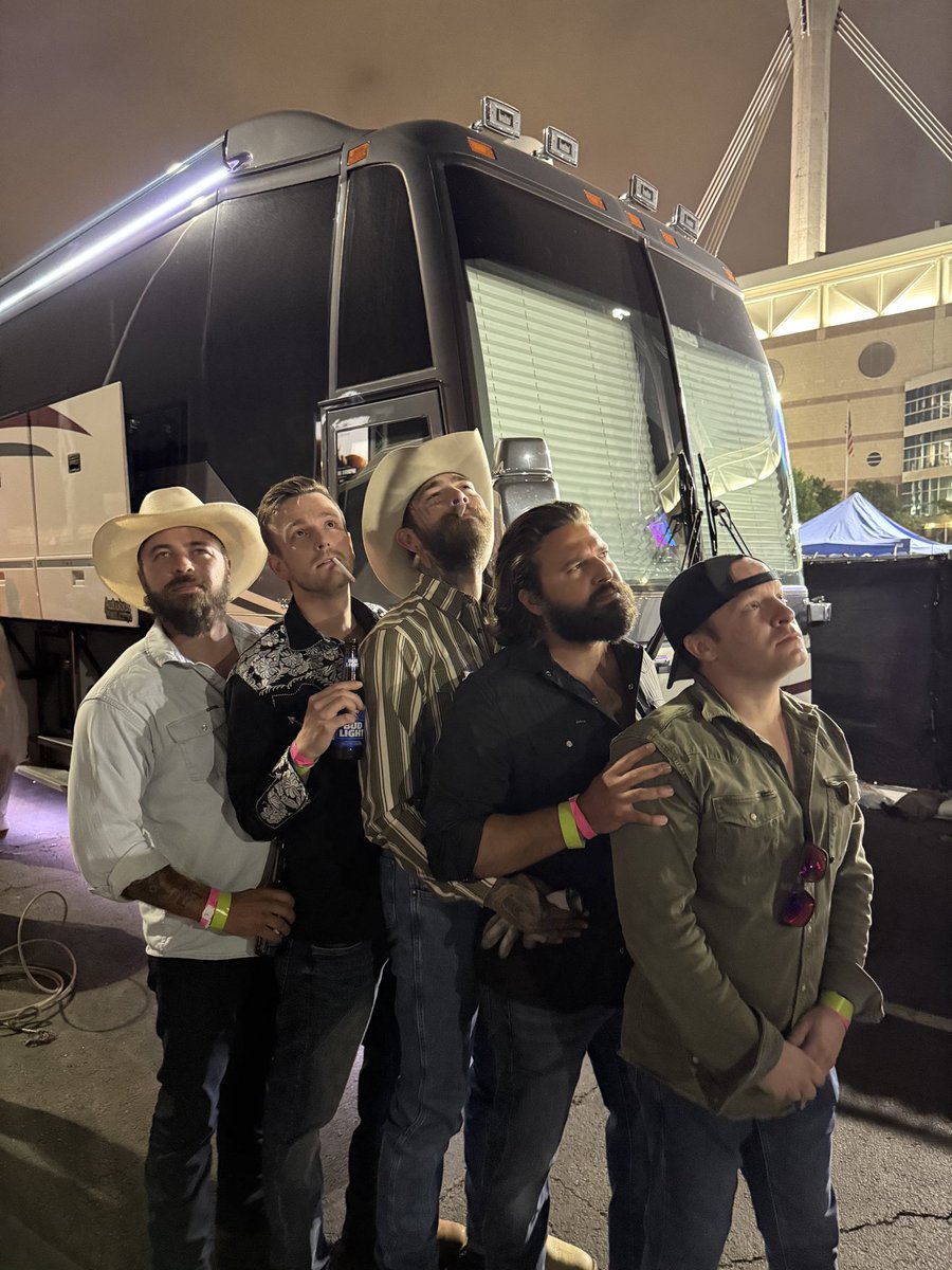 zacharyebell's tweet photo. This has to be mine from the time @DonutOperator, @The_King_Trout, @TheAKGuy, &amp; me hung out with this rodeo fella named @PostMalone in a parking lot. https://t.co/HfYDZ0BchH