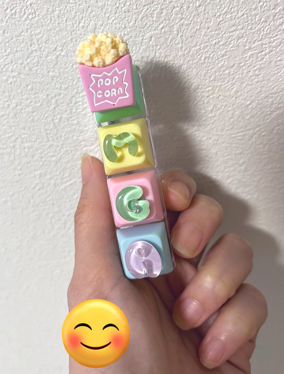 crossfd17474's tweet photo. 今若者に流行りの？キーボードキーホルダー😊
娘に便乗して母も自分用に作ってみた🍿
パーツ選ぶの楽しい〜❣️
欲を言えば🍏パーツがあればさらによかった🙂‍↕️
#MGA https://t.co/HURoIZ9ZBW