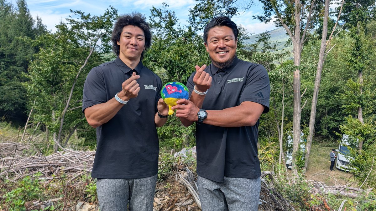 LeagueOne_JP's tweet photo. GREEN×EXPO 2027 開催まであと半年🌱✨

昨日、長野県上田市・菅平高原にて、環境保全プロジェクト「One Fan, One Future ～みんなの応援が未来の森に～」の植樹式を実施しました🌳

2025-26シーズンにスタジアムへ足を運んでくださった皆さまの応援が、未来の森を育む力に🏉🌏
神戸Sの山下裕史選手、船曳涼太選手が植樹式に参加。
GREEN×EXPO 2027に向けて、これからもラグビー界一体となって環境サステイナビリティを推進してまいります。

@kobe_steelers 
#NTTリーグワン #リーグワン #greenexpo2027