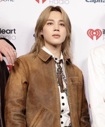 UpdateParkJimin's tweet photo. Tudo nele está perfeito, a bota chelsea, cabelo longo, as luvas, um look simplesmente impecável! O HOMEM! 🫠 https://t.co/t9YPTEKUwR