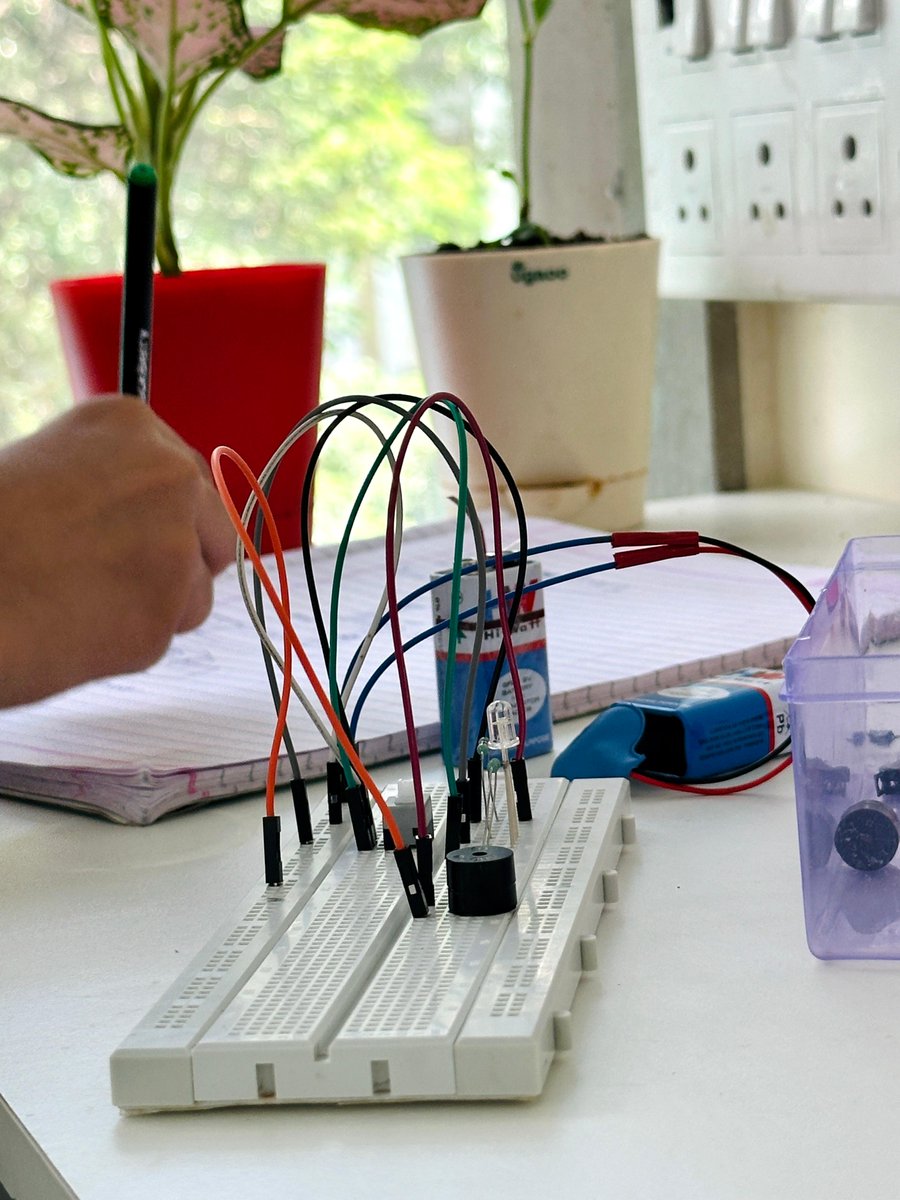 TechCryptors's tweet photo. 💡Our Bread Board Kids Training introduces children to electronics through practical activities, circuits, LEDs, buzzers, motors, switches and more.

📩Contact us to know more!

📞https://t.co/SZ5auIx6W5
📧sales@techcryptors.com
🌍https://t.co/a0l4tDVZnm https://t.co/4jUxbvsrZF