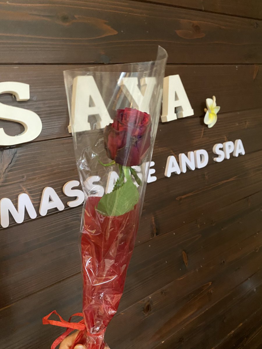 thaisayamassage's tweet photo. 今年の独身の日🌹
素敵な男性からお花をいただきました😊✨
思いがけないプレゼントに、ちょっと嬉しい午後です🤎
https://t.co/PAPzqkYlJX
#独身の日 #ありがとう #素敵な一日 #幸せ時間 https://t.co/o7Y9vwBYfI