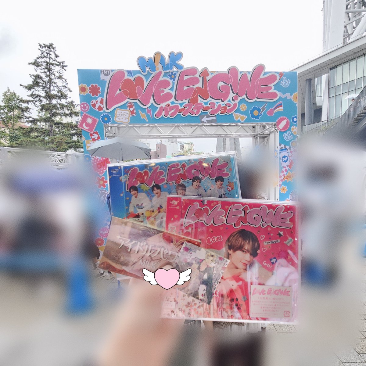 mo223ka's tweet photo. 無事につばめキスお迎えできました；；♡
引いたとき嬉しすぎて声めっちゃでて「おめでとうございます！」「ありがとうございます！」が飛び交った(笑)
にしても入場も物販もフォトブースもすっごい人で！ちっちゃいコもいっぱいで 愛 がいっぱいでした🫶💖
#MILK #ラブエンジン発電中 https://t.co/u7kLsiUlqf