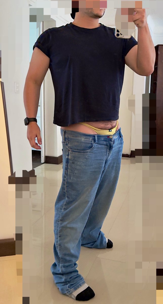 pepitotupito's tweet photo. Me encanta la forma en que los pantalones se resbalan y se asoma mi tanga dorada, enmarcada por pelo y mi paquete… así como mi pantalón sucumbió, mi culo también y tienes más ganas de solo hacerse de lado la tanga y comenzar a tragar…se te antoja!? #cuckold #thong #bultos #montame y #preñame contra mi voluntad…