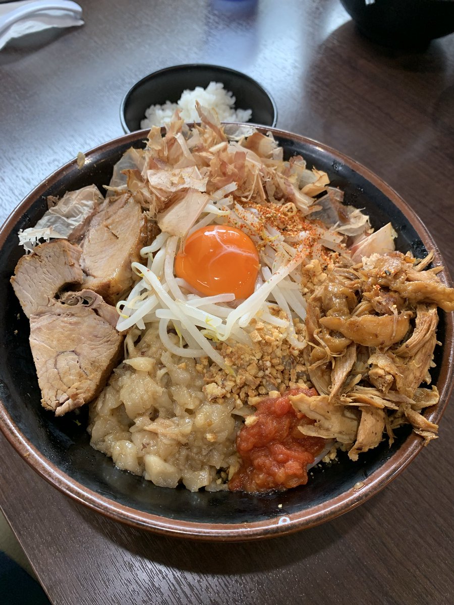 flaph_silas's tweet photo. 麺屋桐龍 久喜店
まぜそばホグシ🐓

並んでたら諦めたけど運良く空き🈳

アレがあらごしならまぜそば🍜
極旨麺とタレの相性が秀逸👍
地味に七味の麻の実が好き😊

いつもよりタレが少なかったのか追飯がギリギリ🤣 ご馳走様でした🙏 https://t.co/qbPiQgYNEP