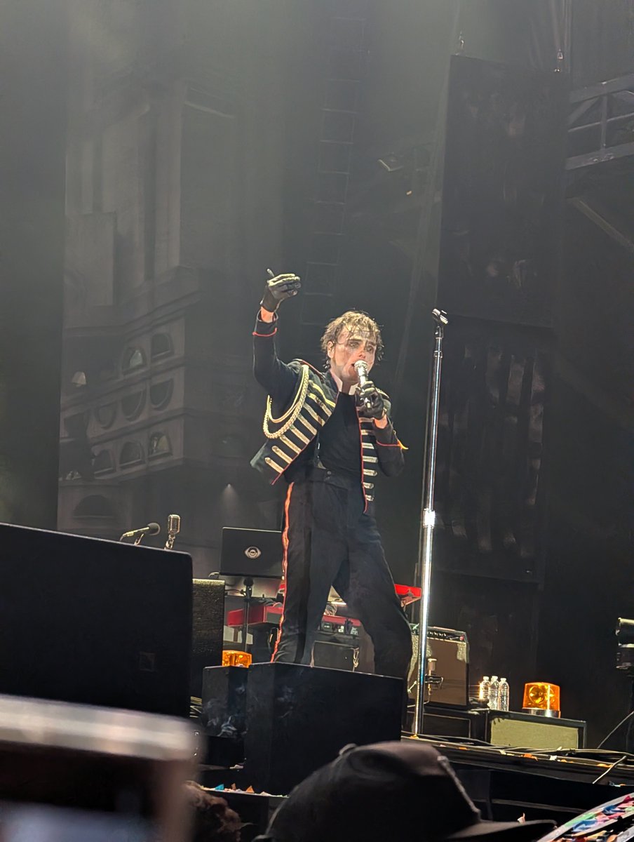 Mattyonhigh's tweet photo. A little Gerard posting as a treat https://t.co/vF6LYlu6L0