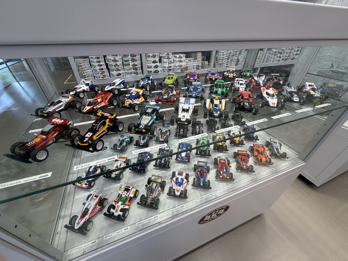 hiro_shai's tweet photo. 新橋にあるタミヤに行って、レーサーミニ四駆40周年記念展示を見てきました！

少し世代が違うものの、窓に貼られたダッシュ四駆郎のメインキャラの絵がとてもたまりません！
中には歴史を感じながらも色褪せないデザインの良さがある歴代の車種が並んでいました！再販してほしいものばかりです！ https://t.co/v87Z6cc5Z1