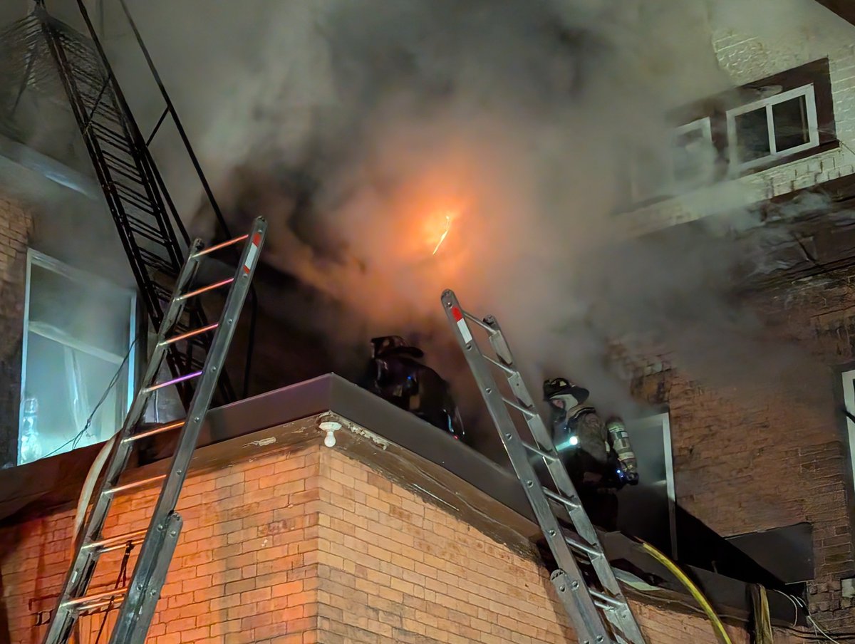 OFSFirePhoto's tweet photo. Les pompiers d'Ottawa sont intervenus sur les lieux d'un incendie de niveau 2 dans le bloc 400 de la rue Wlbrod, à l'angle de la rue Cobourg. Le feu s'est déclaré dans une grande maison inoccupée de trois étages. @OttFire, #ottawanews, #Ottawa https://t.co/kDkwhkeNqC