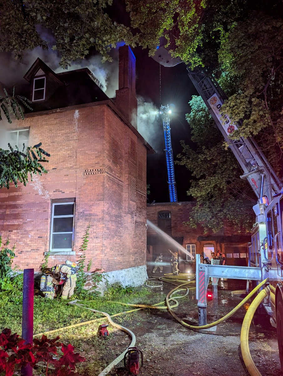 OFSFirePhoto's tweet photo. Les pompiers d'Ottawa sont intervenus sur les lieux d'un incendie de niveau 2 dans le bloc 400 de la rue Wlbrod, à l'angle de la rue Cobourg. Le feu s'est déclaré dans une grande maison inoccupée de trois étages. @OttFire, #ottawanews, #Ottawa https://t.co/kDkwhkeNqC