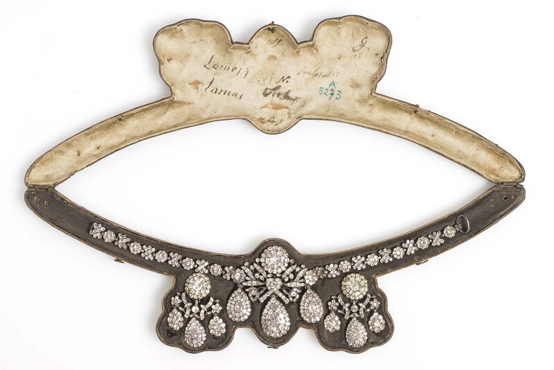 plummie9's tweet photo. Portugal

Parure with Necklace, Earrings & Original Box, 1700-1759

Topazes set in silver, rock crystal with foils set under each crystal.
The fact that parure has survived intact for so long is incredible. I adore the box so much!
The necklace & earrings would have had silk ribbons attached to the loops to secure them to ones self. 

@madparisfr 
#Bijoux