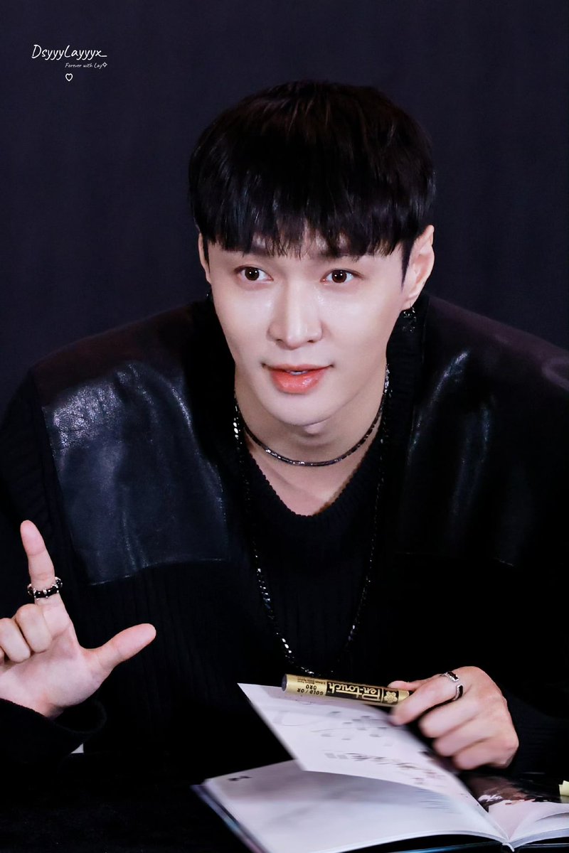 YuXING1012's tweet photo. 🐈‍⬛🐈‍⬛🐈‍⬛ #YIXING TODAY

260919 @layzhang | Flawed Crown Fansign in Shenzhen https://t.co/y14FiEtA9m