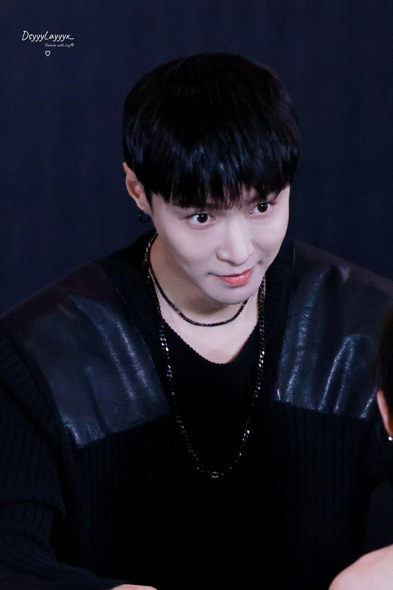YuXING1012's tweet photo. 🐈‍⬛🐈‍⬛🐈‍⬛ #YIXING TODAY

260919 @layzhang | Flawed Crown Fansign in Shenzhen https://t.co/y14FiEtA9m