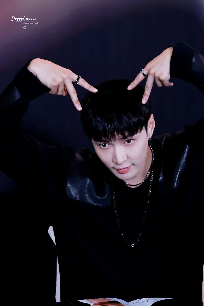 YuXING1012's tweet photo. 🐈‍⬛🐈‍⬛🐈‍⬛ #YIXING TODAY

260919 @layzhang | Flawed Crown Fansign in Shenzhen https://t.co/y14FiEtA9m