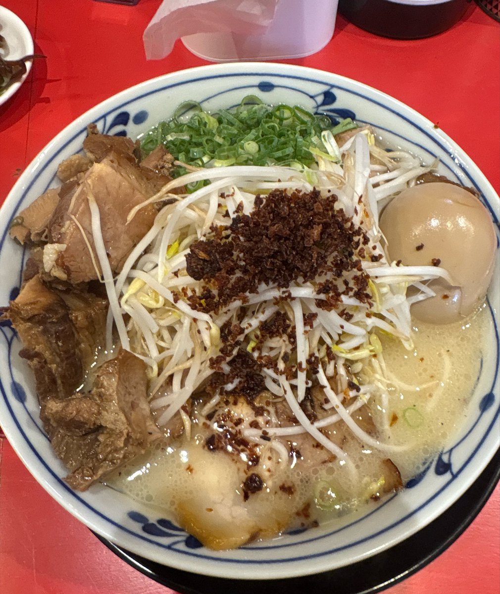funakichi27's tweet photo. 鹿児島市下荒田 鹿児島ラーメン大金星
大金星チャーシュー麺（大盛）+味玉

モヤシに揚げネギを絡めていただきます。2種類のチャーシューがゴロゴロ入っていて嬉しい。豚骨の旨みしっかりコクがあるスープにレンゲが止まらない。夜も営業してほしい。美味かった〜😋 https://t.co/FRcfXZcqYr