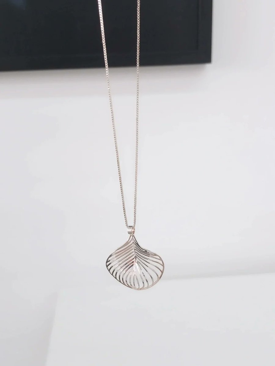 lillianrobertsd's tweet photo. The perfect necklace exists! https://t.co/D9iwWkTE24