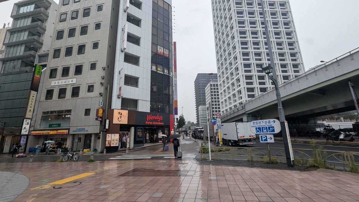ryuta81530's tweet photo. さすがに雨宿り。身体は濡れてもいいけど、足元は守る。 https://t.co/0kb6kYETs7