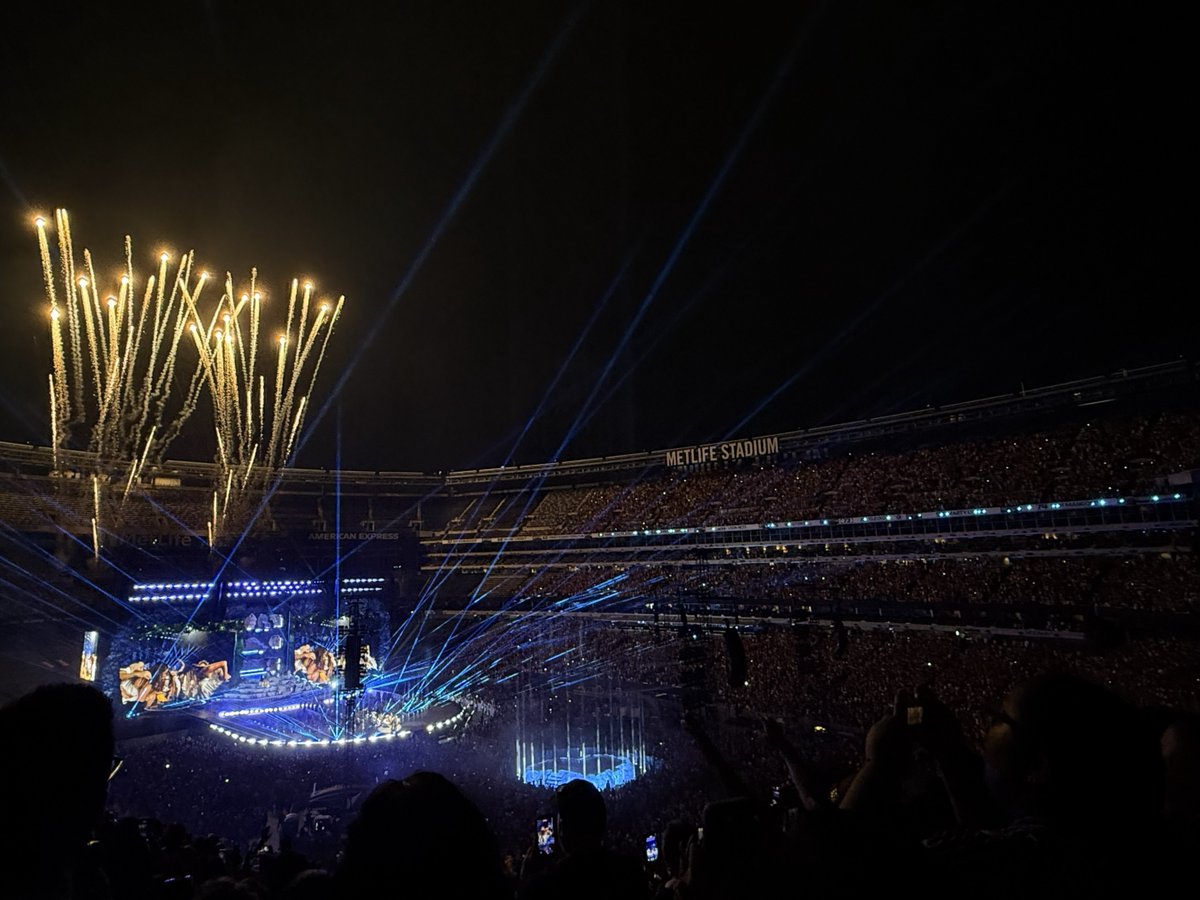 MetLifeStadium's tweet photo. Karol G brought the party to MetLife Stadium for 2 sold-out nights! 💃🌎💕

📸 Alexa Inglima

#worldsbiggeststage https://t.co/QCZainkWEP