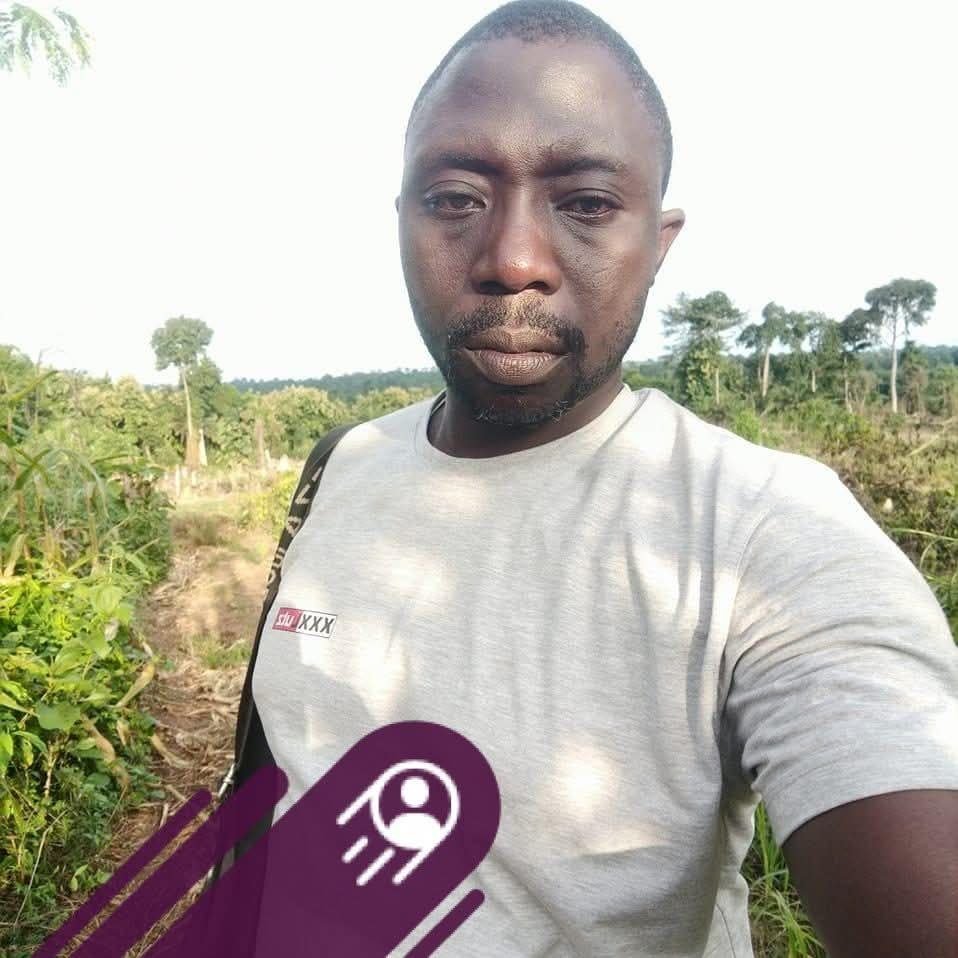 tchaifari360's tweet photo. Un membre des encagoulés 

" Bonjour SOULEY !!!

Je viens par ce message vous donner une information.

Ce monsieur en question se nomme *MERDO*. Il vit à Tanguela dans la S/P Agnibilekro. Pendant la crise ivoirienne, il a été un élément de *AMADE OUREMY* 

Aujourd'hui installé, à Tanguela, il fait partie des encagoulés et participe activement aux enlèvements. 

Il a été l'un des bourreaux du *Pasteur Gérémy*. C'est lui-même qui me l'a signifié au cours des menaces à l'encontre de plusieurs personnes. 
Il est beaucoup craint dans ce village. Il est connu pour avoir servi à Tanguela comme Gendarme. C'est de là que nous avons eu toutes les infos et activités.

Prière publier "