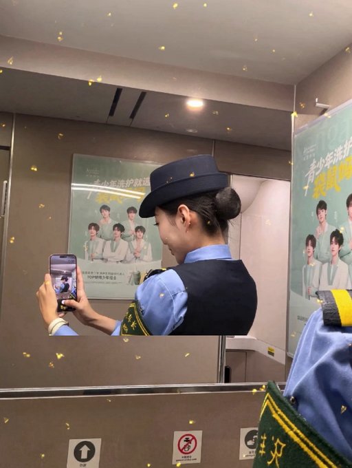 tinastu172's tweet photo. 趁着不忙躲进卫生间偷个懒放松一下~  这时候要是有粉丝

突然进来，估计我就得腿软着出去了吧哈哈~ https://t.co/3M3I2h4QMU