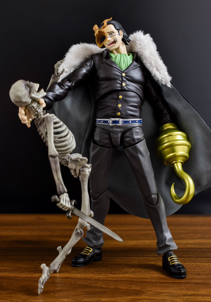 MONSTERBRAIN2's tweet photo. SHフィギュアーツ クロコダイル！
朝から探しに行ってなんとかゲット！！
布コートの質感、プロポーション、可動域、表情パーツのクオリティ、どれをとっても最高のクロコダイル！
自分の大好きなキャラがこういう形でアクションフィギュア化するのは本当に幸せなことですねえ…！
#ONEPIECE https://t.co/t2znaHe5B0