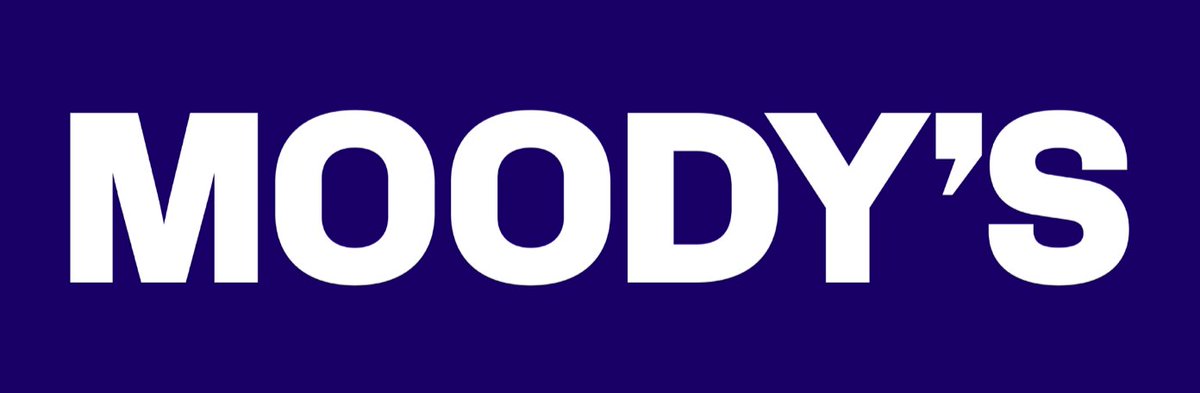 _Ecrumena_'s tweet photo. Moody's ściął w piątek rating Polski, z A2 do A3. Kierunek nikogo nie zaskoczył, tempo trochę tak, większość rynku spodziewała się tego później. Powód też nie jest zaskakujący. Budżet bez żadnej przewidywanej redukcji deficytu w relacji do PKB i totalna blokada decyzyjna na linii rząd-prezydent.

Gdzie nas to stawia? Jesteśmy teraz w towarzystwie Słowacji i Portugalii, wyżej niż Włochy, które w tym roku Moody's awansowało do Baa2, niżej niż Litwa. To wciąż nie jest zły rating, dalej jesteśmy oceniani jako stabilna gospodarka z solidnym wzrostem, ale skończył się komfort tej lepszej oceny wśród trójki agencji. Teraz Moody's, S&P i Fitch widzą nas identycznie, na poziomie A3 czy A-.

Powodem tej decyzji nie jest sam bieżący przyrost długu, tylko przekonanie agencji, że stoi za nim jakaś trudna do okiełznania polityczna inercja, a nie świadomy, kontrolowany wybór, który w każdej chwili dałoby się odwrócić.

I teraz pytanie, które chyba niejednemu z nas chodzi po głowie: czy ktoś jeszcze naprawdę na to patrzy, czy to już tylko rytuał dla nagłówków? Krótka odpowiedź brzmi: tak, ale spokojniej, niż sugerują nagłówki. Rynek obligacji zwykle wyprzedza agencje ratingowe, nie odwrotnie, więc ceny polskiego długu od jakiegoś czasu stopniowo uwzględniały to pogorszenie. Formalna decyzja Moody's to dla kogoś, kto na bieżąco śledzi spready i rentowności, bardziej potwierdzenie niż nowa informacja. Realne, mechaniczne skutki pojawiają się głównie tam, gdzie rating jest częścią sztywnego mandatu inwestycyjnego, na przykład część funduszy emerytalnych czy indeksów obligacji z progiem "investment grade". Polska ma do tego progu wciąż sporo poduszki, więc żadnego automatycznego odpływu kapitału nie będzie. Bardziej realny koszt jest pośredni, nieco wyższa premia za ryzyko przy nowych emisjach długu, oraz to, że rating suwerena bywa nieformalnym sufitem dla ratingu krajowych banków i spółek skarbu państwa, co i tak z czasem przekłada się na koszt finansowania dużych firm, nawet jeśli nikt nie odczuje tego jednego dnia jako wyraźne tąpnięcie.

Prawdziwe skutki będą raczej polityczne niż rynkowe, przynajmniej na razie. Rządowi trudniej będzie utrzymywać dopłaty do cen paliw czy energii, bo pole manewru fiskalnego kurczy się tuż przed wyborami w 2027 roku. Jeśli dołoży się do tego przedłużający się kryzys energetyczny i pogorszenie bilansu płatniczego, decyzje o jakichś oszczędnościach mogą przyjść szybciej, niż ktokolwiek dziś zakłada.

Jest tu chyba jeden dość oczywisty wniosek, który mimo to trudno wcielić w życie: rządowi i prezydentowi najbardziej opłacałoby się znaleźć jakiekolwiek porozumienie, zanim swoją ocenę zaktualizuje S&P, jedyna z trójki, która jak dotąd nie ruszyła ratingu Polski🧐