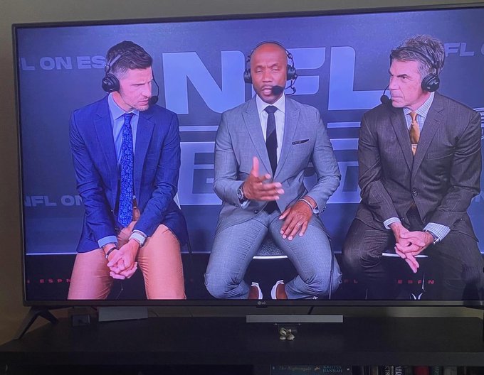 Rainmaker1973's tweet photo. He needs to try a new color of pants when on TV https://t.co/WYzd3ZLRmJ