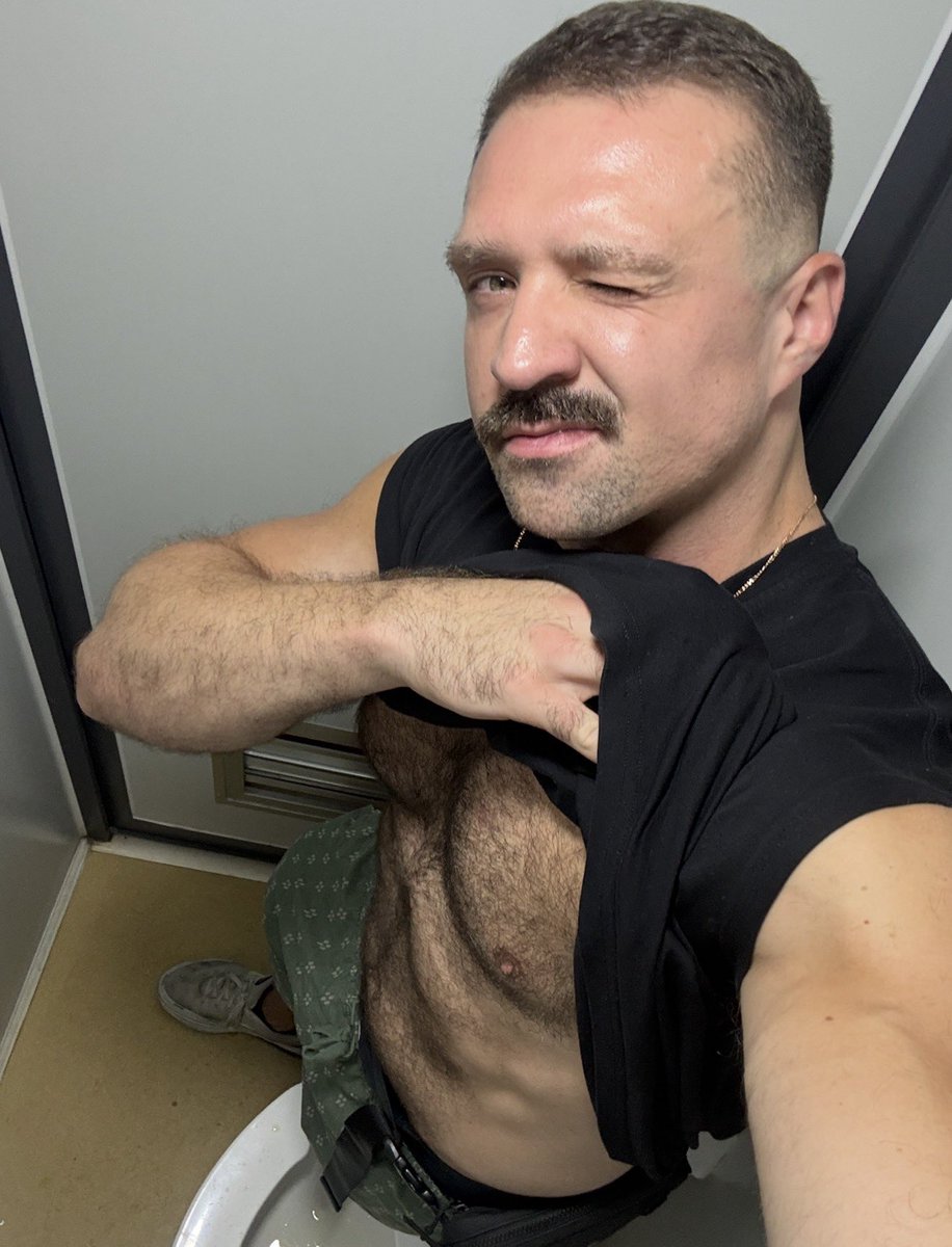 AlexMSparrow's tweet photo. You coming with me in the stall to take a leak? 🙃 https://t.co/VI5alekKkp