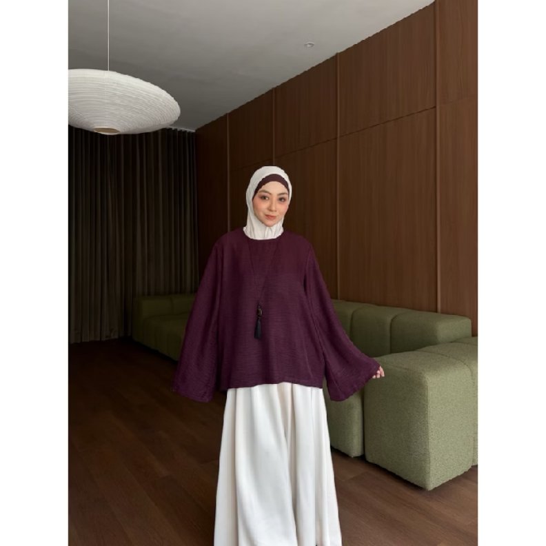 zkdlfr's tweet photo. JADDA Blouse ini definisi simple tapi gak kelihatan basic banget. ✨ Teksturnya bikin look lebih elevated, cocok buat office, ngampus, sampai dinner https://t.co/YssKnLTBoe