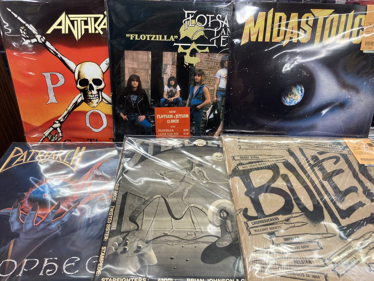 diskunion_do2's tweet photo. 【新着中古レコード】
定番からマニアックなところまで、LP/12インチシングル出しております‼️
新譜が出たばかりのANTHRAXは、名カヴァー「Got The Time」のPOSTER SLEEVE仕様のシングルです‼️
RIOTの、アザラシの頭と人間の体を持つキャラクターの名前、皆さんご存じでしょうか？ https://t.co/Kw4vhQZZ8u