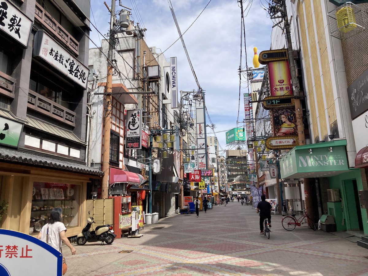 Hino8RJ's tweet photo. 連休一日目の朝から十三で沈没中
ラーメン屋の看板が落ちそうになっていて平常運転を感じる https://t.co/OdFsdEzFb7
