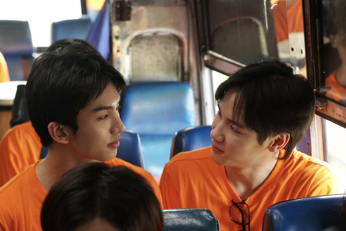 RoommateChaos's tweet photo. อยู่ห้องเดียวกันไม่พอ ต้องนั่งด้วยกันอีกหรอจ๊ะห์ ป้าสงสัย🤭
#RoommateChaosQ2 🚪🛏️

Q2 l Roommate Chaos หอในหัวใจวุ่นรัก
#RoommateChaos
#GMMTV 

@mmarkpkk @Tpkkrubs @swensurf @javabh28 @save_saisawat @francnrp https://t.co/QHtrDGNK8G
