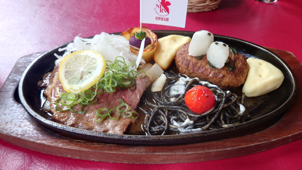 sarada_tw's tweet photo. エヴァのアトラクション2度目行ってぶらついた後ハウステンボス歌劇団の舞台見てエヴァコラボ飯食う
完全にハウステンボスを満喫してる https://t.co/LZcqFNCpW8
