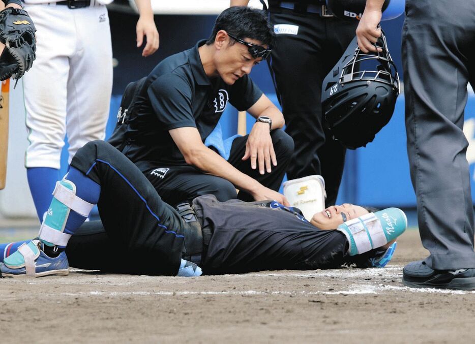 gnomotoke's tweet photo. 中日・辻本倫太郎、頭部死球で負傷交代　ファーム・ハヤテ戦の2回、山田の145キロ直球がヘルメット直撃、倒れ込む（中日スポーツ）-Yahoo!ニュース https://t.co/wv1pw8Ecjq

中日・辻本倫太郎内野手（25）が「1番・二塁」で先発出場し、2回の第2打席で頭部に死球を受け負傷交代した。 https://t.co/pkbio63XJ9