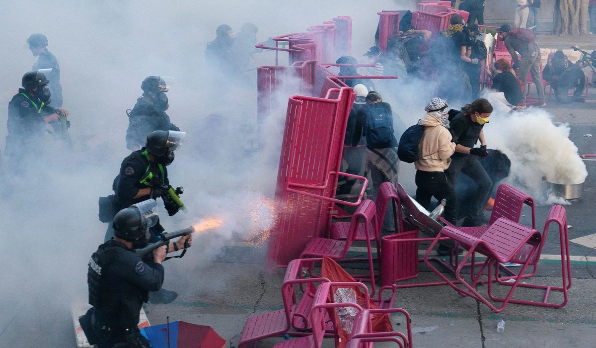 PoliGSim's tweet photo. SIM EVENT, NOT REAL (🧵)

The president’s formal withdrawal of recognition of Palestine, paired with the deployment of National Guard units to clear the occupation at Columbia, has ignited a powder keg. https://t.co/NmklY21sXt