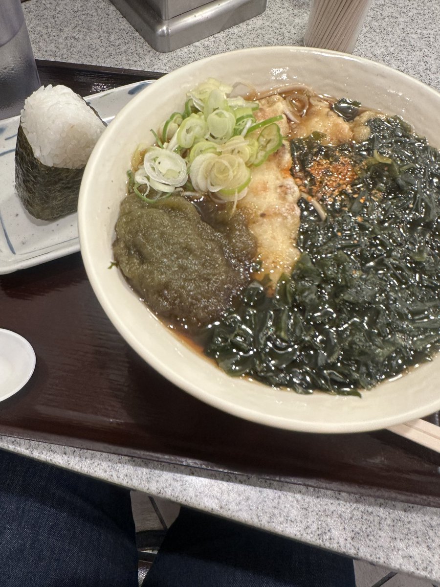 yoga_naaaaa's tweet photo. 新橋駅にて下車、立ち食い蕎麦の開拓、駅近のかめやでちくわそば＋わかめ＋とろろ昆布をトッピング、鮭🍙。濃いめ甘めのお出汁美味しかった😋内幸町まで歩いて都営三田線に乗車。今日のメインイベントは20歳の頃高田馬場飲んだくれてて知り合って以来、30年付き合いが続いてるジェントルマンと酒🥂✨ https://t.co/qZCjEpTTlZ