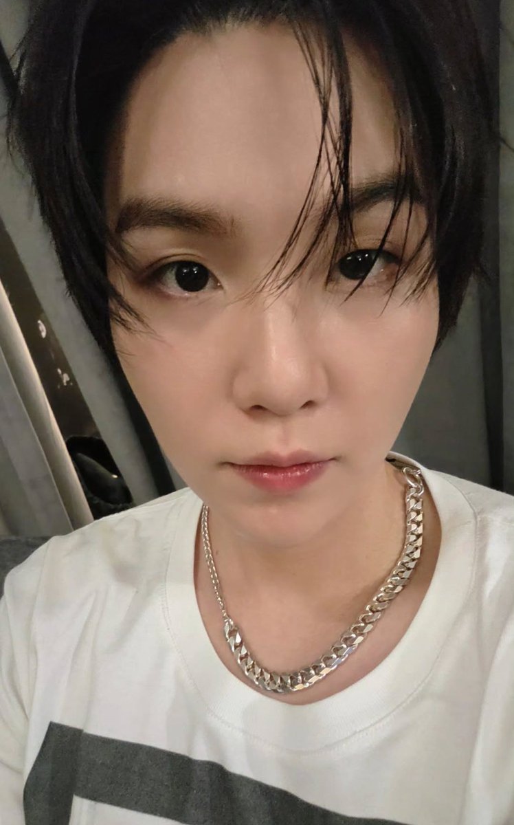 sucreyoongi's tweet photo. YOONGI JUST POSTED THE TWO MOST ADORABLE SELCAS EVER OH MY GOD FKSJDKSJDJ ♡ https://t.co/KbwPOvQEhk