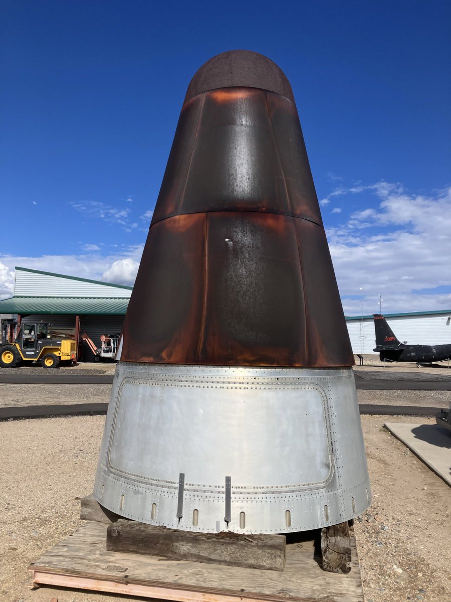 uchujin17's tweet photo. 屋外展示物もガチで不穏です。タイタン2のメインスラスターに触れられる博物館なんて滅多にないですぜ？ https://t.co/N7zkY5jfmW