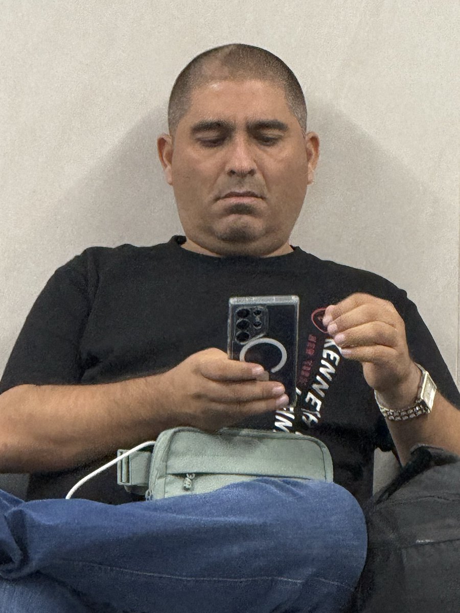 guidoproductor's tweet photo. No sean payasos 🤡 denuncia a este tipo que en una fila de espera se pedorreo valiendole asco 🤢 https://t.co/4puvyN9S1r