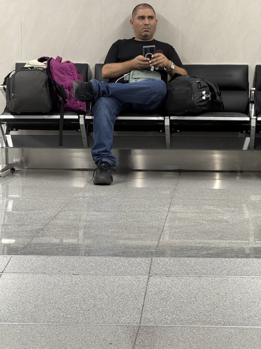 guidoproductor's tweet photo. No sean payasos 🤡 denuncia a este tipo que en una fila de espera se pedorreo valiendole asco 🤢 https://t.co/4puvyN9S1r