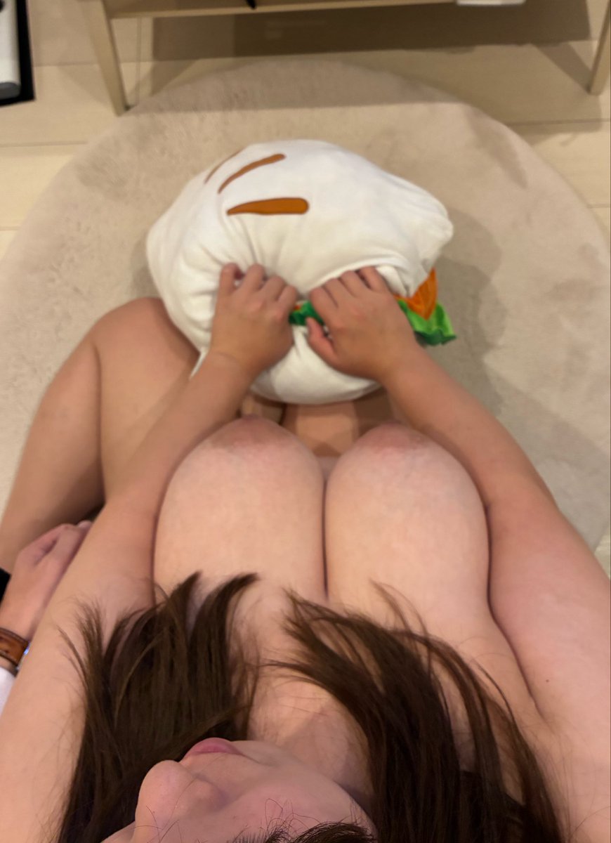Nino081081's tweet photo. 上から見るデカ乳 https://t.co/M5vaDHrEXl