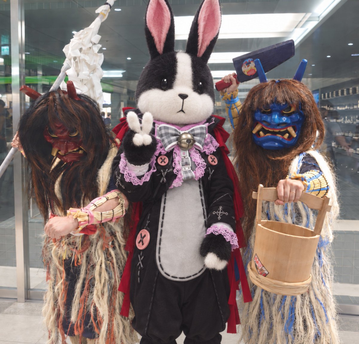 Muscle_Mabi's tweet photo. 友達との飲み会に向かう途中でナマハゲ見掛けたので写真撮ってもらった！💪🐰
加工してます！ https://t.co/aP6aOWJvnT